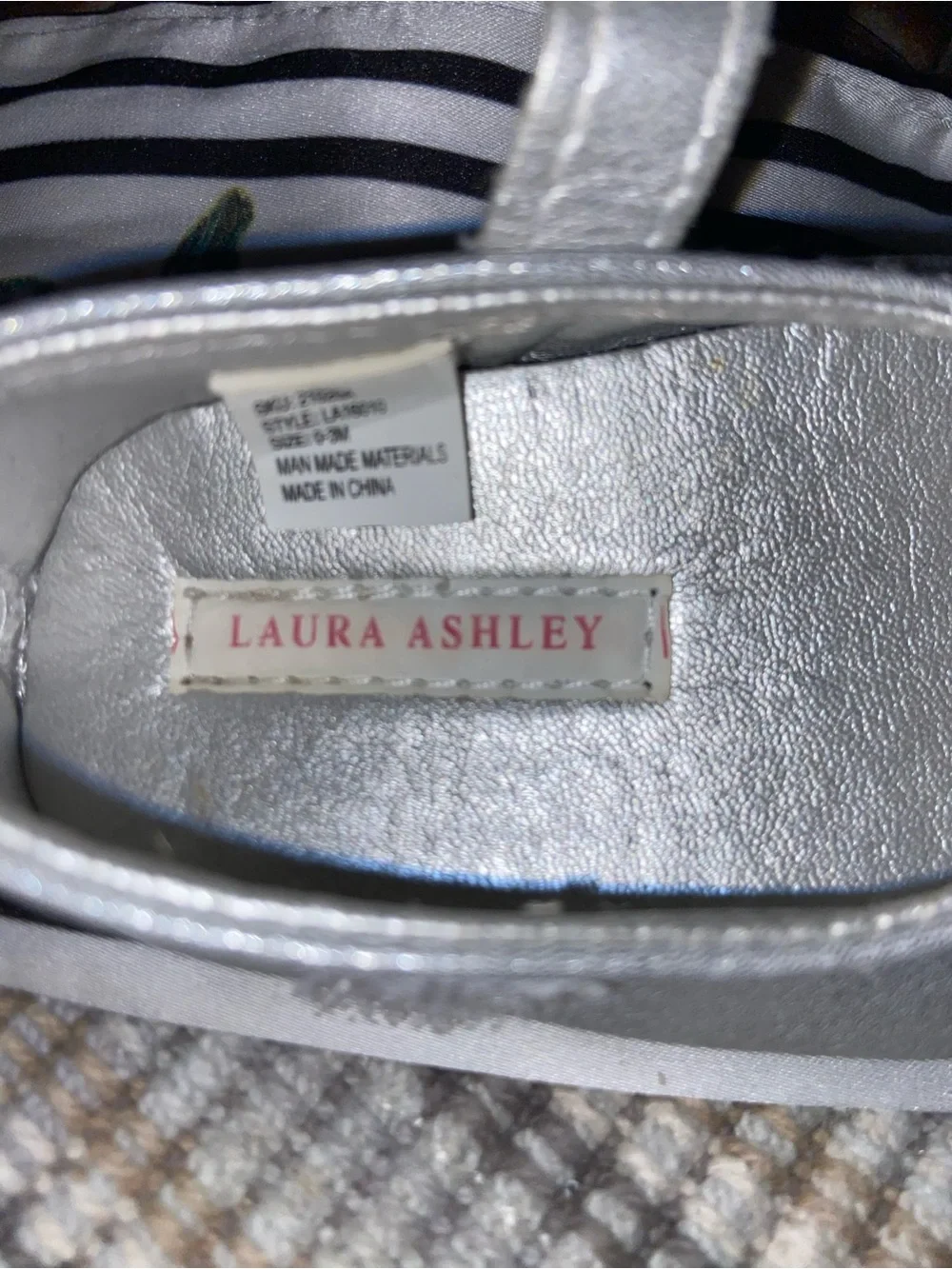 Laura Ashley~Mary Jane Crib Shoe with Bow~Silver~Size 0-3 Month~EUC